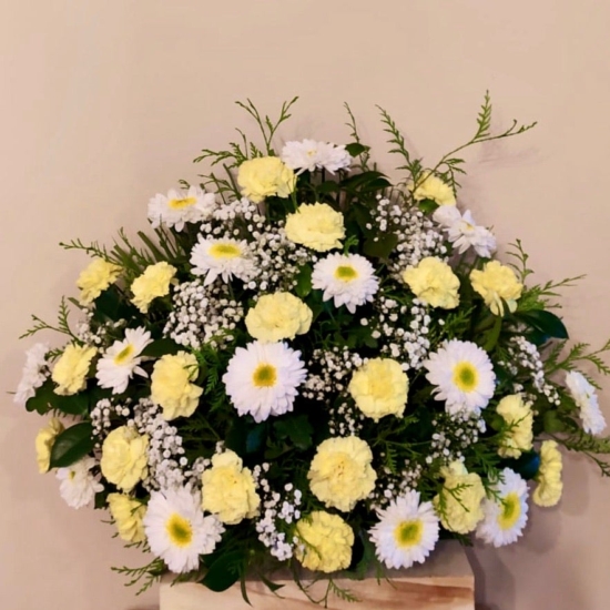 centro de flores amarillas y blancas