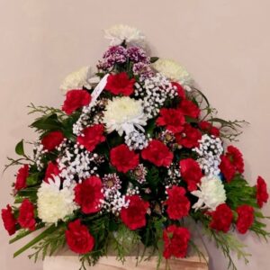 Centro floral de flores rojas y blancas