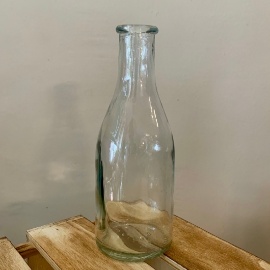 Jarrón con forma de botella transparente