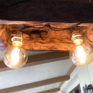 Lámpara de techo hecha con la madera de una traviesa de tren